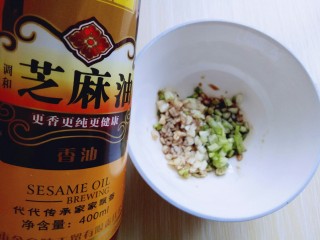 14、#咸味##养生菜#凉拌秋葵,滴几滴芝麻油。