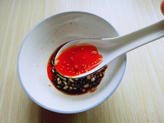 16、#咸味##养生菜#凉拌秋葵,加入一勺辣油。