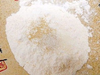 5、一锅出&小熊红糖馒头+红枣枸杞子银耳羹,白面团：面粉里加入白糖 ，发酵粉，搅拌均匀