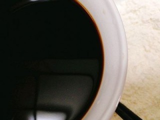 8、一锅出&小熊红糖馒头+红枣枸杞子银耳羹,将第二个面粉里加入发酵粉 ，倒入凉至不烫手的红糖水