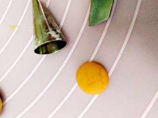 16、一锅出&小熊红糖馒头+红枣枸杞子银耳羹,利用裱花嘴，压出圆形，对半切