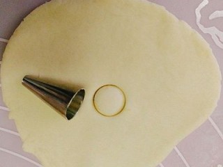 18、一锅出&小熊红糖馒头+红枣枸杞子银耳羹,取白色面团，也压出小圆形，