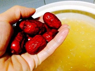 26、一锅出&小熊红糖馒头+红枣枸杞子银耳羹,这时的银耳羹加入红枣，小火煲15分钟