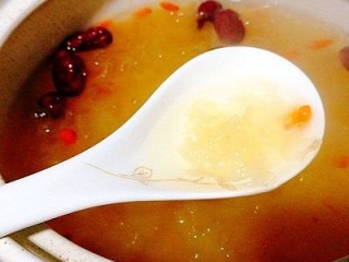 29、一锅出&小熊红糖馒头+红枣枸杞子银耳羹,煲出胶的银耳羹非常滑嫩