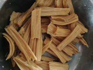 3、快手餐，番茄黄瓜肉酱意面,豆腐皮用温水泡软