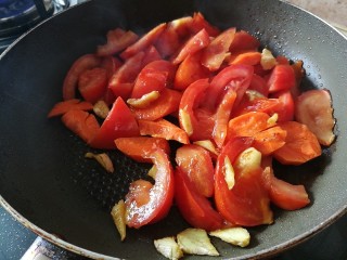 4、快手餐，番茄黄瓜肉酱意面,中火，热油至七成(手在锅上方能感觉到热度，但还未冒烟)，加入姜蒜爆香，倒入番茄、胡萝卜翻炒。切不可烧至油冒烟，那样会使植物油中不饱和脂肪酸被氧化，并产生有害物质。