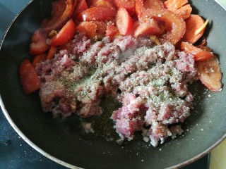 5、快手餐，番茄黄瓜肉酱意面,撒上香草大蒜粉和盐