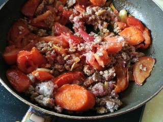 6、快手餐，番茄黄瓜肉酱意面,翻炒均匀