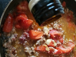 7、快手餐，番茄黄瓜肉酱意面,倒入料酒，翻炒