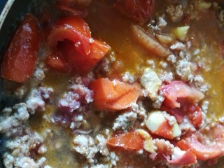 8、快手餐，番茄黄瓜肉酱意面,加水一碗，大火烧开