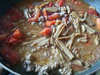 9、快手餐，番茄黄瓜肉酱意面,加入腐竹