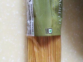 11、快手餐，番茄黄瓜肉酱意面,同时另起一锅烧水，加入一勺油一小勺盐，准备好意面