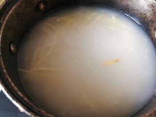 12、快手餐，番茄黄瓜肉酱意面,水烧开后加入意面，煮八到十分钟