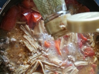 10、快手餐，番茄黄瓜肉酱意面,加入酱油，改小火煮二十分钟