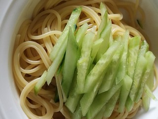 16、快手餐，番茄黄瓜肉酱意面,摆上黄瓜丝，浇上橄榄油