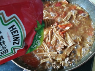 17、快手餐，番茄黄瓜肉酱意面,这个时候肉酱也煮好啦，加入番茄酱