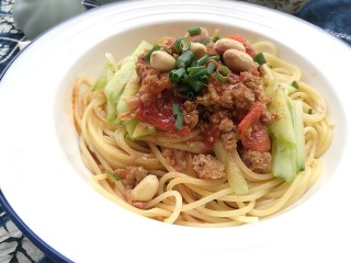 19、快手餐，番茄黄瓜肉酱意面,将肉酱浇在意面上，撒上葱花、花生