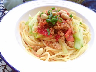 20、快手餐，番茄黄瓜肉酱意面,黄瓜脆，肉酱酸甜，花生脆香，面条Q弹