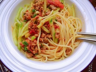 21、快手餐，番茄黄瓜肉酱意面,营养丰富又可口开胃，并且意面是全谷物制作，有利于瘦身哦