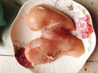 1、减肥瘦身餐也可以这么好吃-凉拌鸡丝,买来鸡胸肉，退冰后清洗干净。