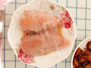 4、减肥瘦身餐也可以这么好吃-凉拌鸡丝,用手摸匀后，包上保鲜膜腌制3小时以上。（鸡胸肉比较大块，腌制时间长些）