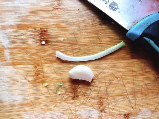 9、减肥瘦身餐也可以这么好吃-凉拌鸡丝,蒜瓣和葱白洗干净。