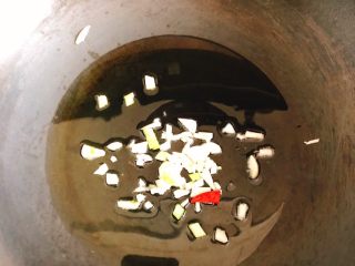 11、减肥瘦身餐也可以这么好吃-凉拌鸡丝,锅里倒入适量食用油，放入蒜和葱白炒香。