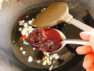 12、减肥瘦身餐也可以这么好吃-凉拌鸡丝,加入1汤勺韩式拌饭酱，约为调料勺的3勺。（拌饭酱本身很咸，因此我没有再加盐）