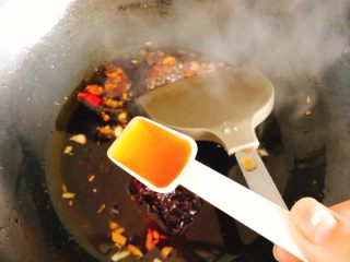 13、减肥瘦身餐也可以这么好吃-凉拌鸡丝,加入1勺料酒、1勺半的糖、2勺半香醋、4勺酱油，并加入少许清水。