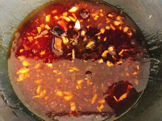 14、减肥瘦身餐也可以这么好吃-凉拌鸡丝,约煮3分钟后关火，调料化开并有很浓的香味飘出。