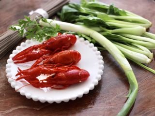1、小龙虾青菜清汤荞麦面,首先备齐所有的食材,小龙虾我用的是熟的。
