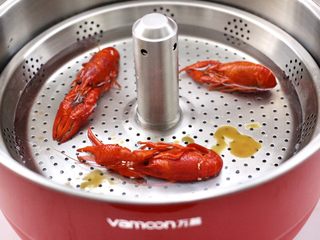 4、小龙虾青菜清汤荞麦面,锅中再放入小龙虾。