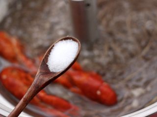 7、小龙虾青菜清汤荞麦面,锅中加入适量的盐调味。