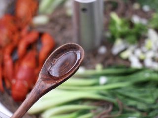 11、小龙虾青菜清汤荞麦面,再倒入芝麻油。