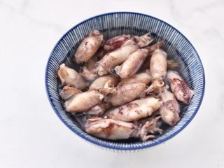 2、金针菇海兔汤,把海兔干洗净后,放入碗里加入适量的清水和料酒浸泡至海兔干变软。