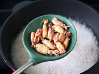 6、金针菇海兔汤,锅中倒入适量的清水煮沸,把浸泡好的海兔进行焯水1分钟后捞出沥干水分。