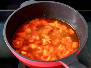 8、金针菇海兔汤,把番茄煸炒至软烂时,锅中倒入适量的清水。