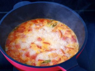 10、金针菇海兔汤,大火煮沸后,继续煮2分钟。