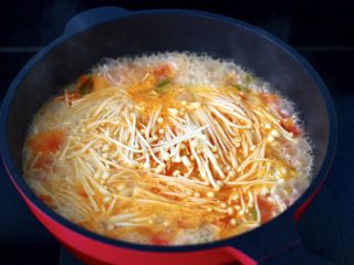 12、金针菇海兔汤,大火烧开后,再加入金针菇。