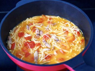 13、金针菇海兔汤,继续炖煮3分钟左右。