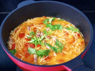 14、金针菇海兔汤,关火后撒上香菜段,就可以出锅咯。