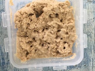 1、全麦吐司,容器里加入水、酵母、全麦粉，搅拌均匀。