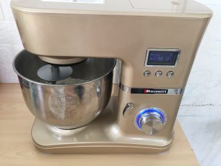 5、全麦吐司,启动厨师机揉10分钟。