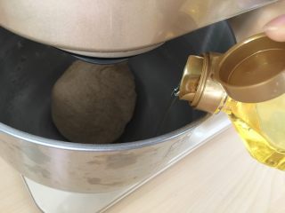 6、全麦吐司,倒入玉米油。