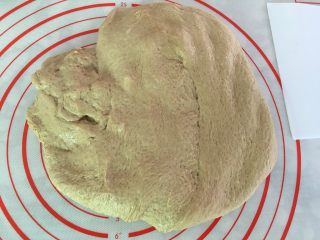 10、全麦吐司,按扁排气。