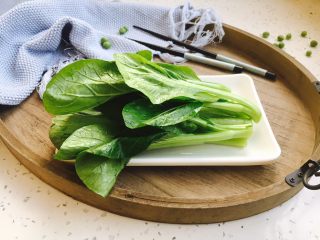 1、#懒人料理# 白灼菜芯,把菜芯的老梗切下去，洗干净，沥干水分备用。