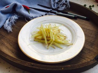 4、#懒人料理# 白灼菜芯,把姜切成丝。