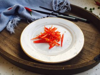 5、#懒人料理# 白灼菜芯,把小米椒切成丝。