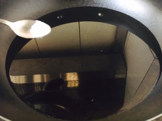 6、#懒人料理# 白灼菜芯,做一锅水，水里放少许盐。