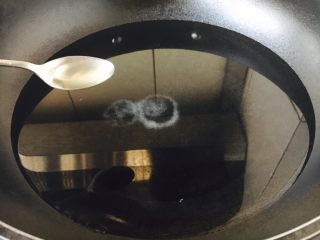 7、#懒人料理# 白灼菜芯,1小勺油。